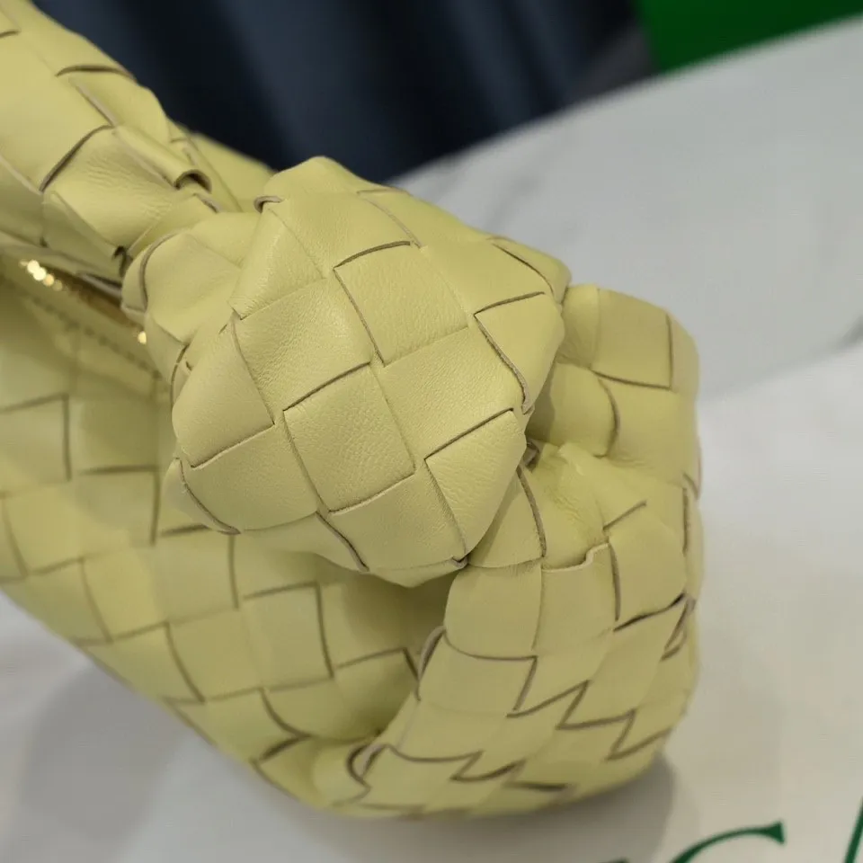 Batch 1120 BV Bottega Veneta's new early spring women's MINI JODIE handbag BV bag 🔥The new method is based on the original rounded corners, knotted with classic woven leather round hobo bag, The most iconic triangular pull-out design, using sheepskin draped soft shape, is super suitable for concave shapes~ Jodie feels really gentle to people, and is definitely the best item for daily matching. It has the same weave, new elements and twists, is compact and versatile, and is the new favorite of street style Internet celebrities! Dimensions: 23x28x8 Model: 6699-1
